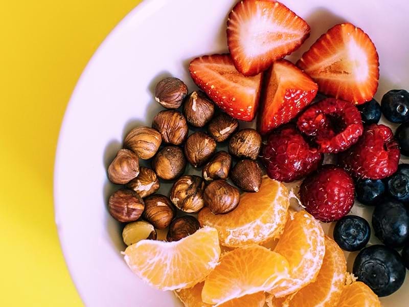 Assiette saine d'un petit déjeuner avec des fruits lors d'une colo Corps et Esprit pendant le printemps