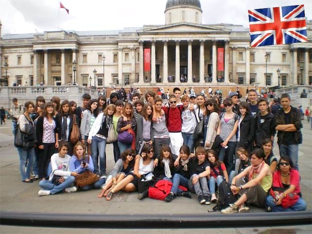 groupe d'ados devant le national gallery en colonie de vacances à Londres