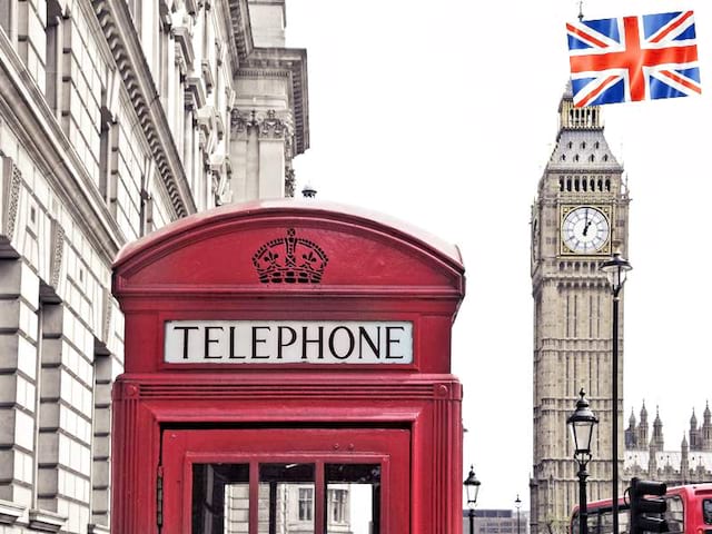 vue sur la cabine téléphonique rouge anglaise et big ben en colonie de vacances à Londres