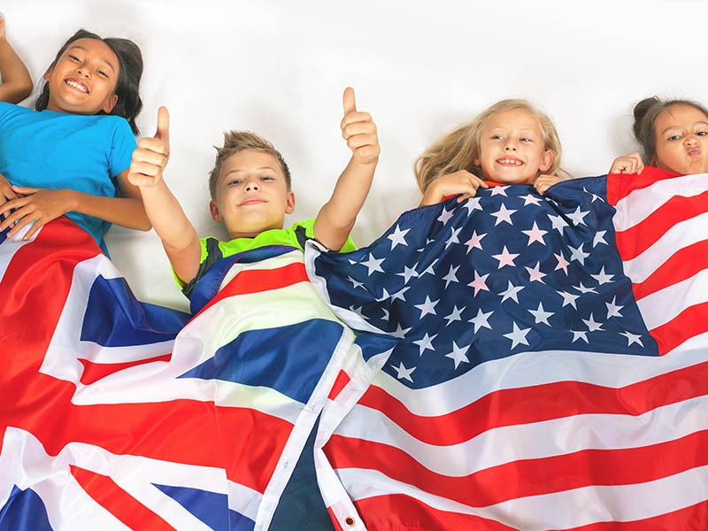 Groupe d'enfants avec le drapeau d'angleterre en colonie de vacances