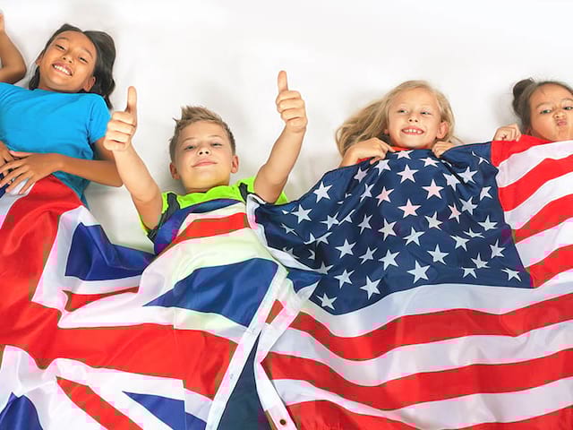 Groupe d'enfants avec le drapeau d'angleterre en colonie de vacances