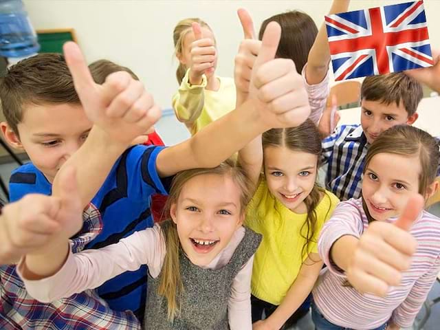 groupe d'enfants parlant anglais en colonie de vacances en France