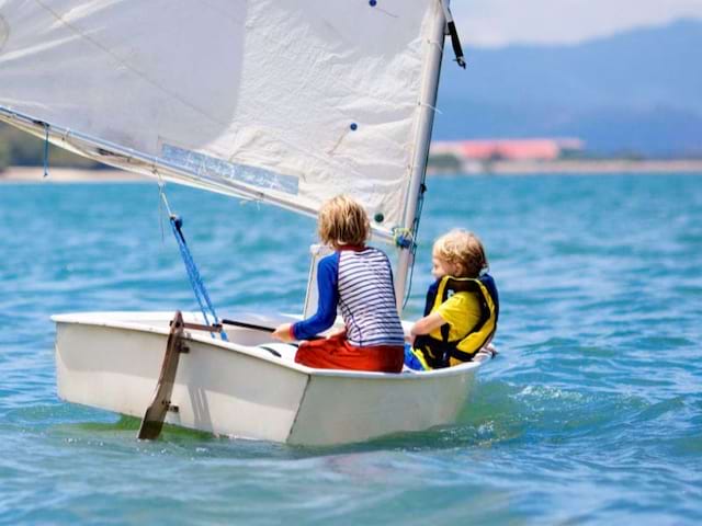 Session de voile en colo de vacances spéciale sur le thème des pirates ce printemps