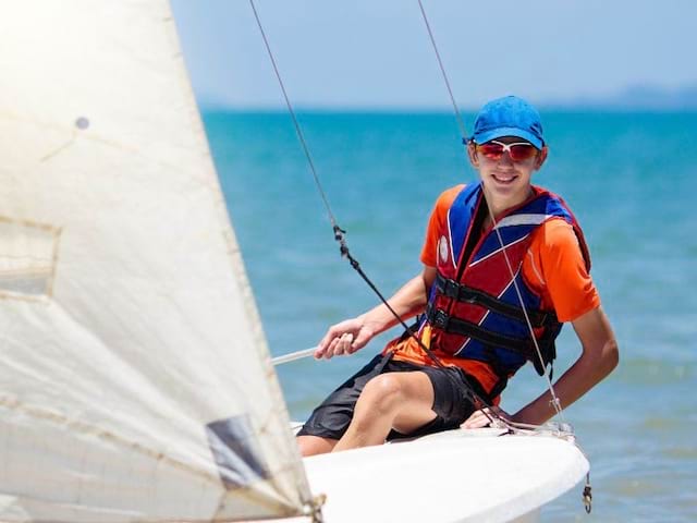 Session de voile en colo de vacances spéciale sur le thème des pirates ce printemps