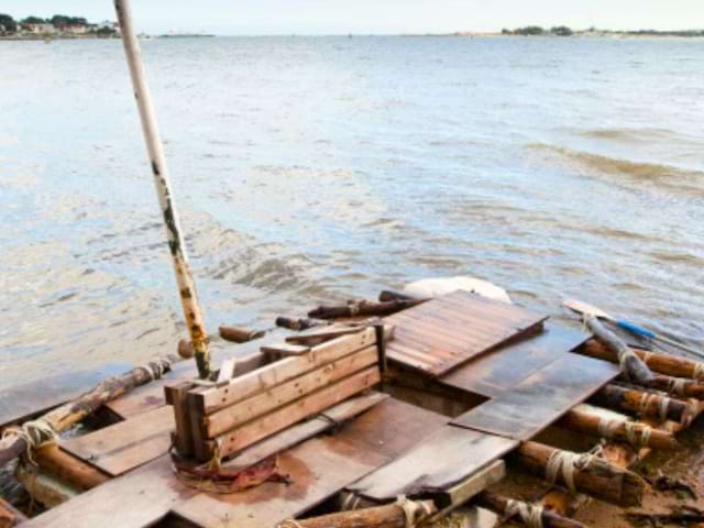 Fabrication d'un radeau en bois en colo de vacances sur le thème des pirates ce printemps