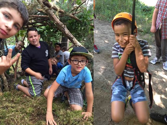 Enfants de 8 ans construisant une cabane dans les bois en colo