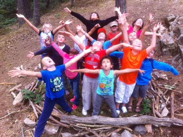 groupe d'enfants en colonie de vacances à la campagne