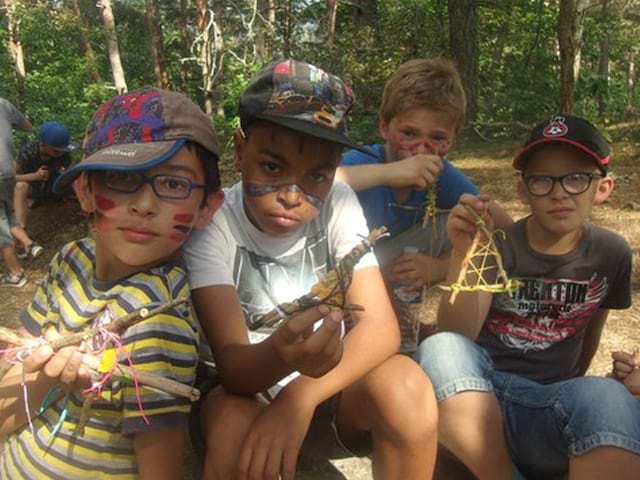 Enfants faisant des activités manuelles