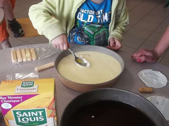 Jeune enfant apprenant à cuisiner