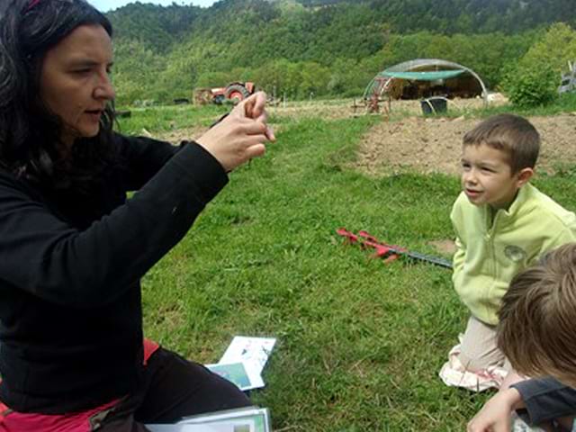 Enfants et leur animatrice à la campgne