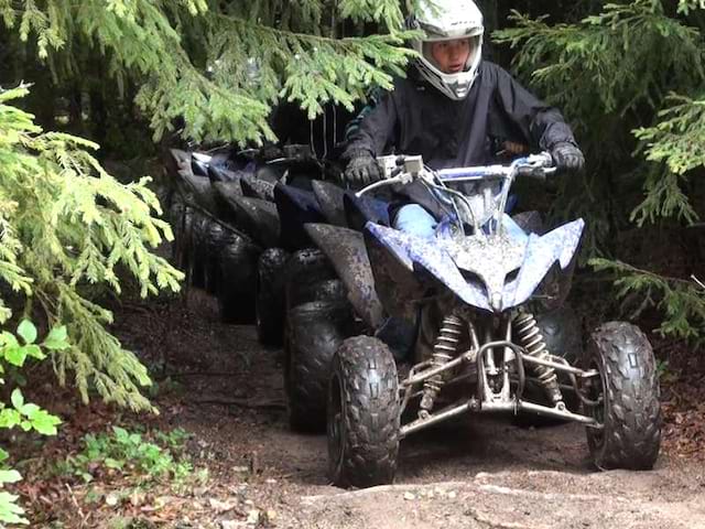 Groupe d'enfants sur des quads