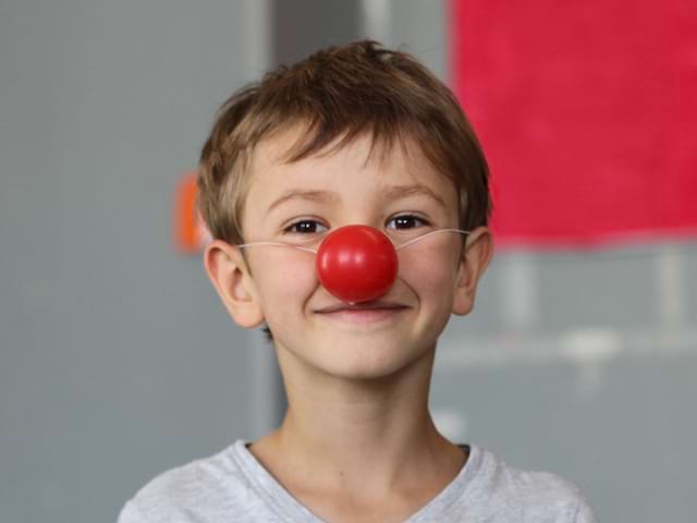 Enfant déguisé en clown en colonie de vacances