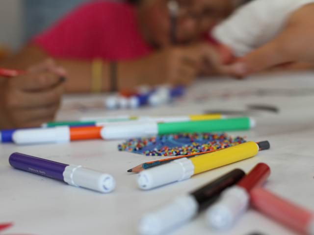 Enfants faisant des coloriages