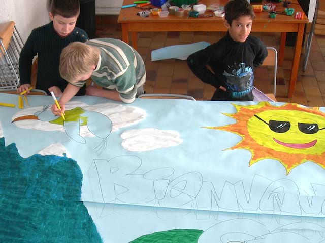 Enfants peignant une fresque