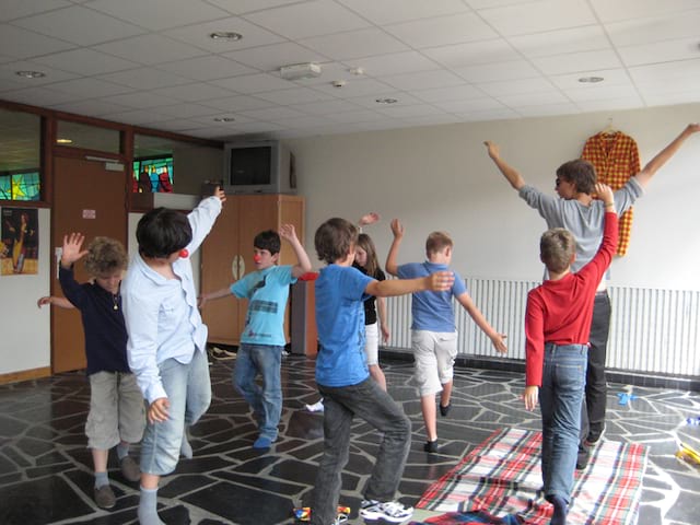 Groupe d'enfants au théâtre en colo