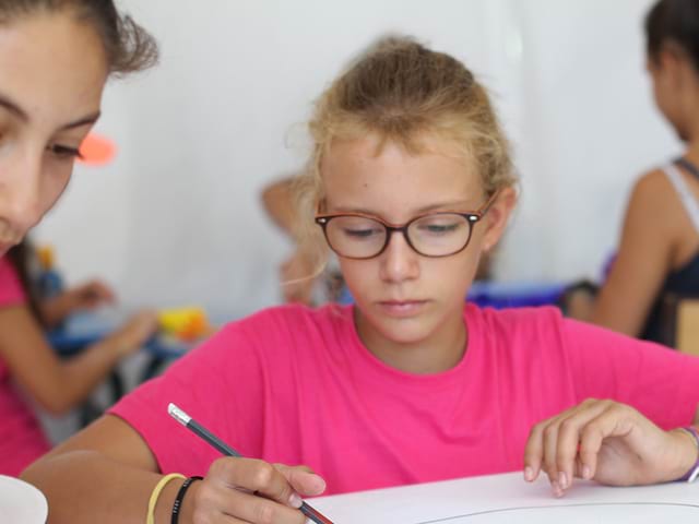 Enfant en train de dessiner