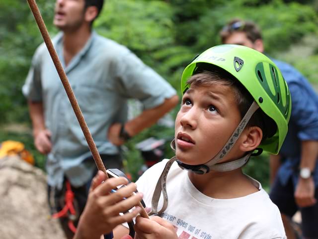 Enfant en séance d'escalade