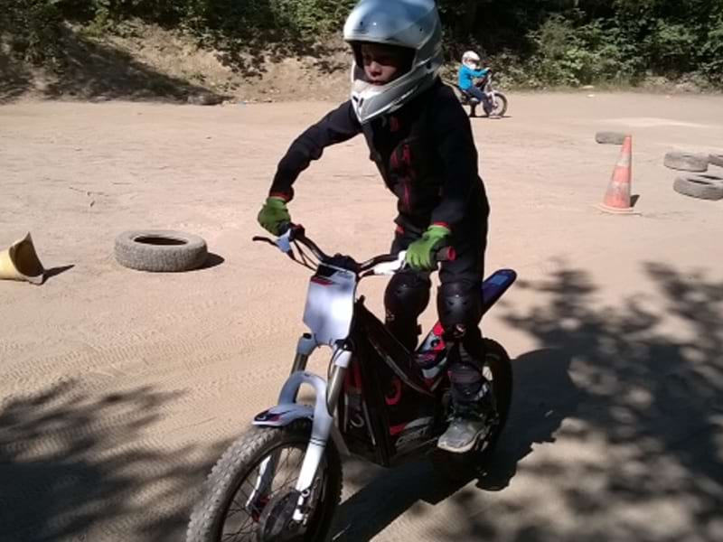 Enfant à moto en colo