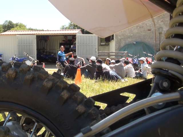 Enfants suivant une formation de moto