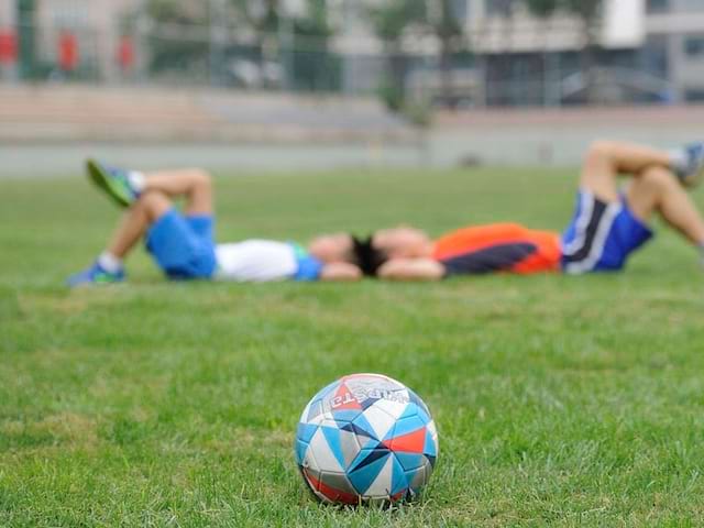 Faire du football en colo