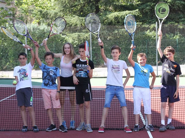 Groupe d'enfants jouant au tennis en colo