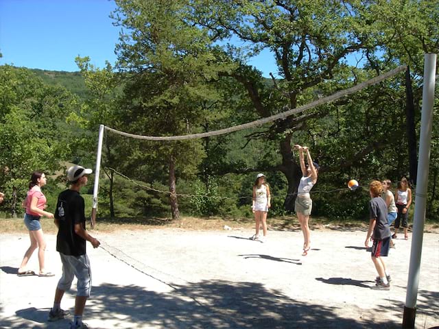 Enfants et ados jouant au volleyball en colo