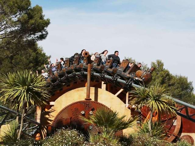 Enfants sur une attraction du parc OK corral