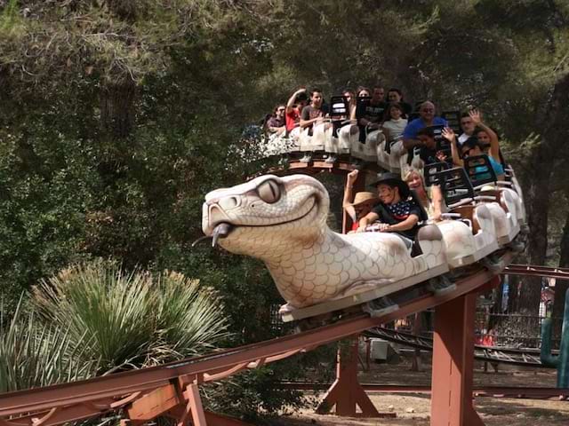 Enfants sur l'attraction du parc Ok corral au pradet en colo