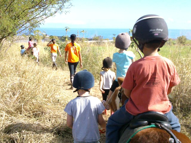 Enfants de 7 ans en randonnée à poney