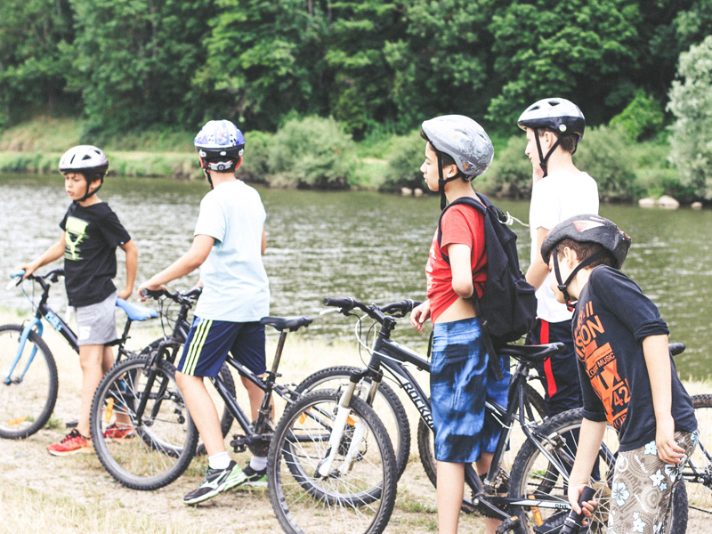 Groupe d'enfants en randonnée à vélo