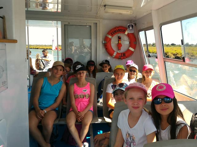 Groupe d'enfants sur un catamaran