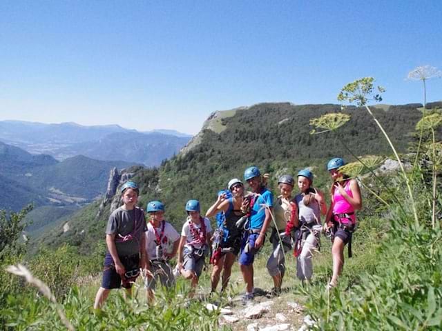 Groupe d'enfants pratiquant l'escalade en colonie de vacances