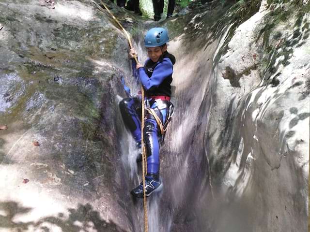 Enfants faisant du canyoning en colo