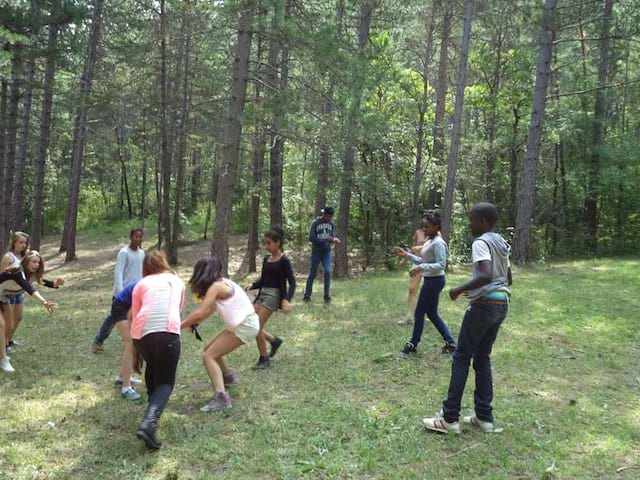 Groupe d'ados en colonie de vacances 