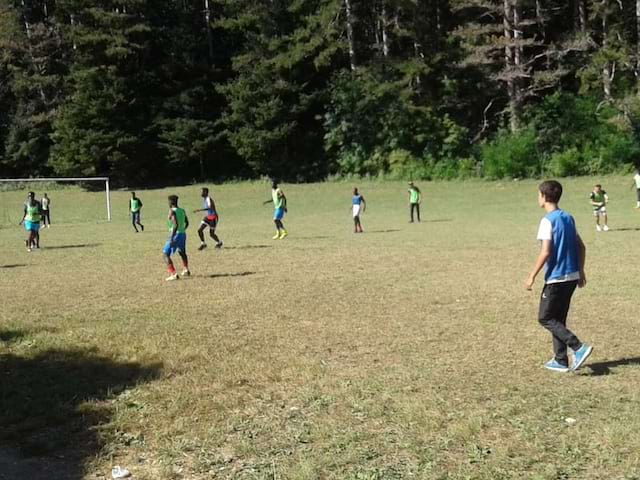 Groupe d'enfants jouant au football 