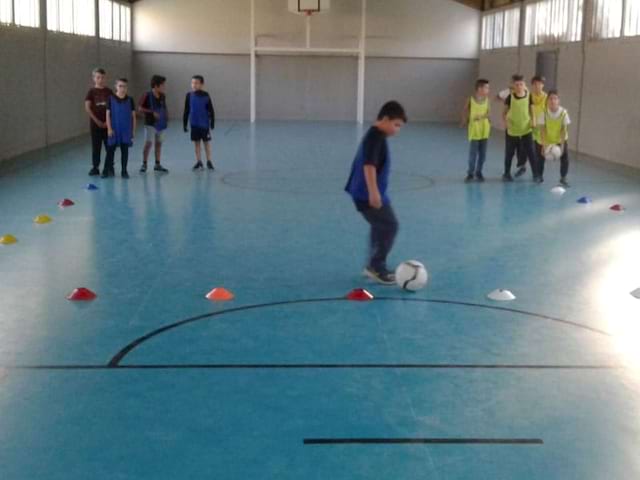 Terrain intérieur de football en colo