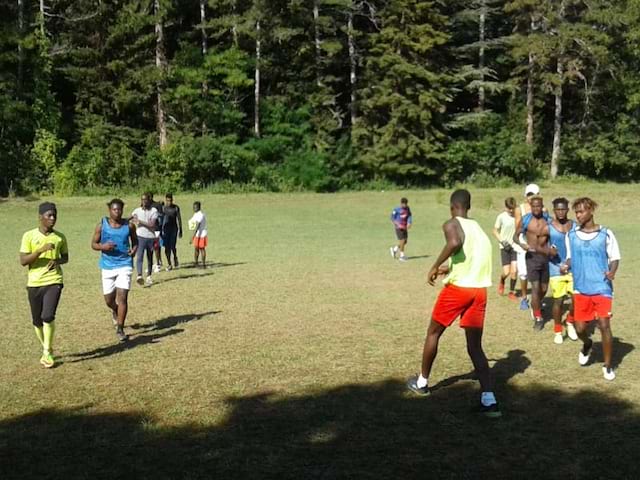 Groupe d'ados jouant au football en colonie de vacances 