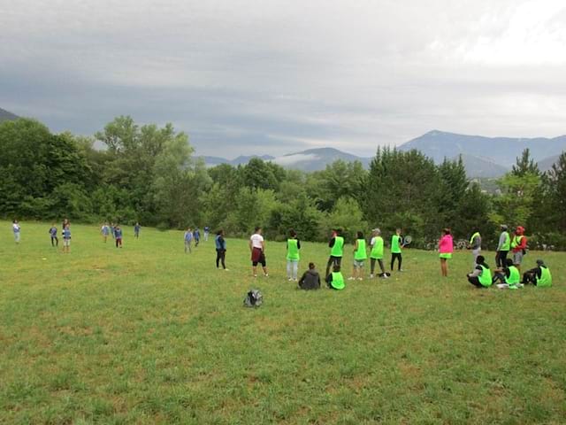 Groupe d'ados en colonie de vacances football