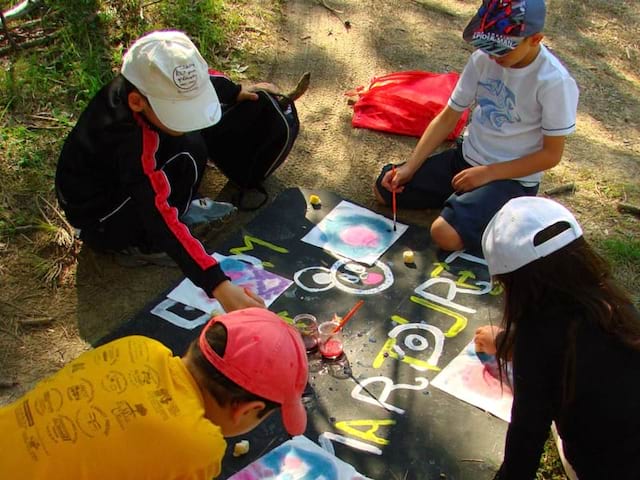 Enfants pratiquant des activités manuelles en colonie de vacances