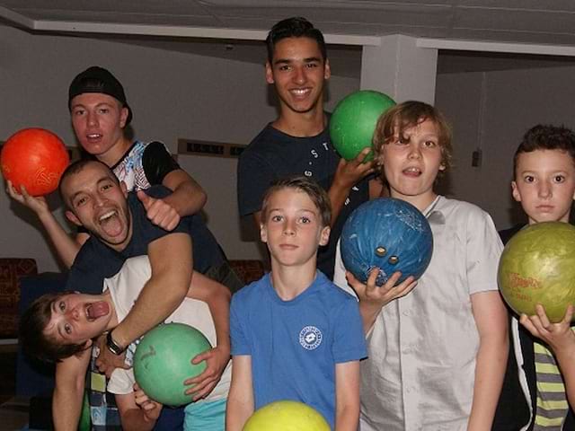 Groupe d'ados faisant du bowling en colo