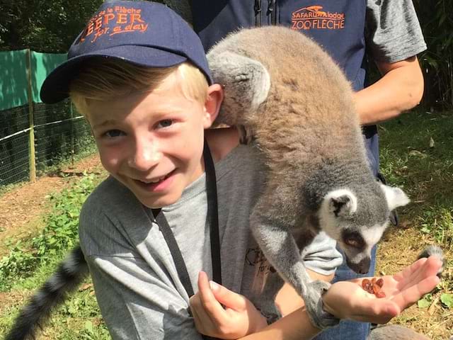 Portrait d'un enfant et un lémurien