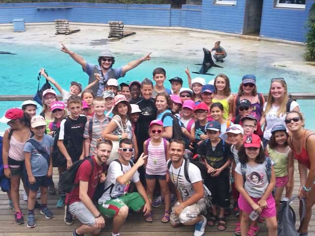 Groupe d'enfants en colonie de vacances en parc aquatique