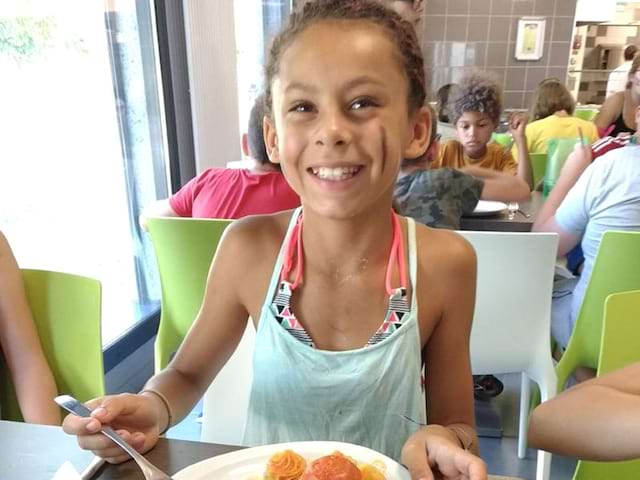 Enfant à la cantine en colonie de vacances