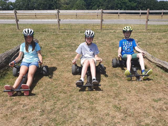 Groupe d'enfants apprenant à utiliser un hoverkart