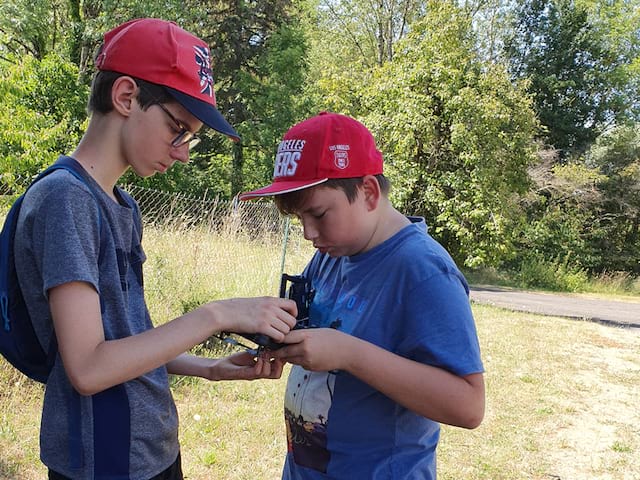 Enfant apprenant à téléguider un drône