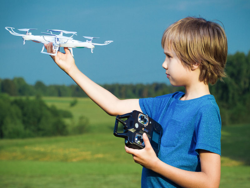 Enfant jouant avec un drone en colonie de vacances