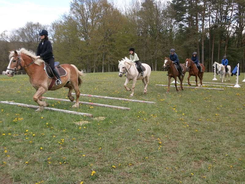 Parcours d'obstacles à cheval en colonie de vacances toussaint