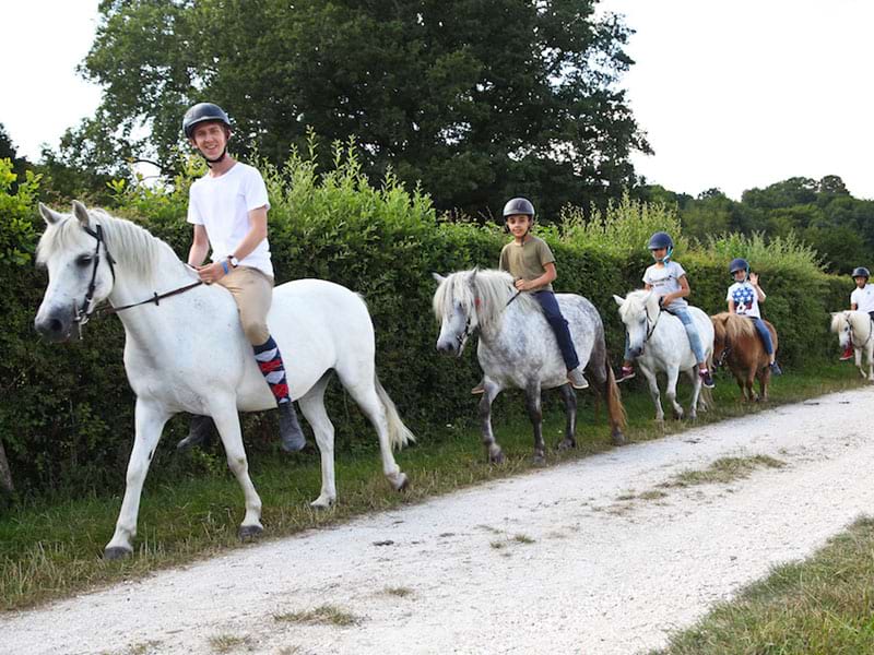 Enfants en balade à cheval en colo