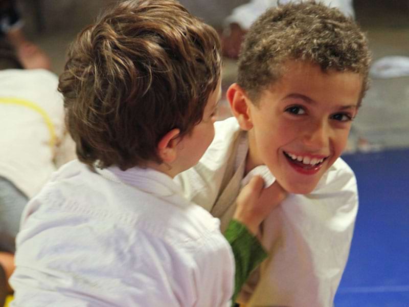 Enfants heureux de faire du judo en colo