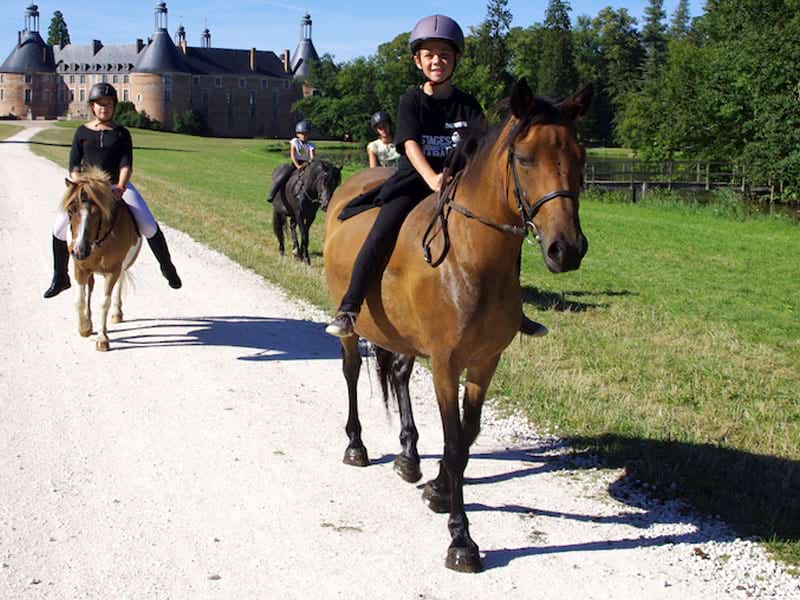 Enfants à cheval en colo au chateau de saint fargeau 